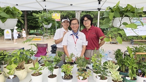 왼쪽부터 산천초목팜(주) 권은숙 팀장, 박순진 대표, 배경아씨