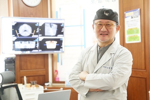 리빙웰치과병원 김현철 병원장